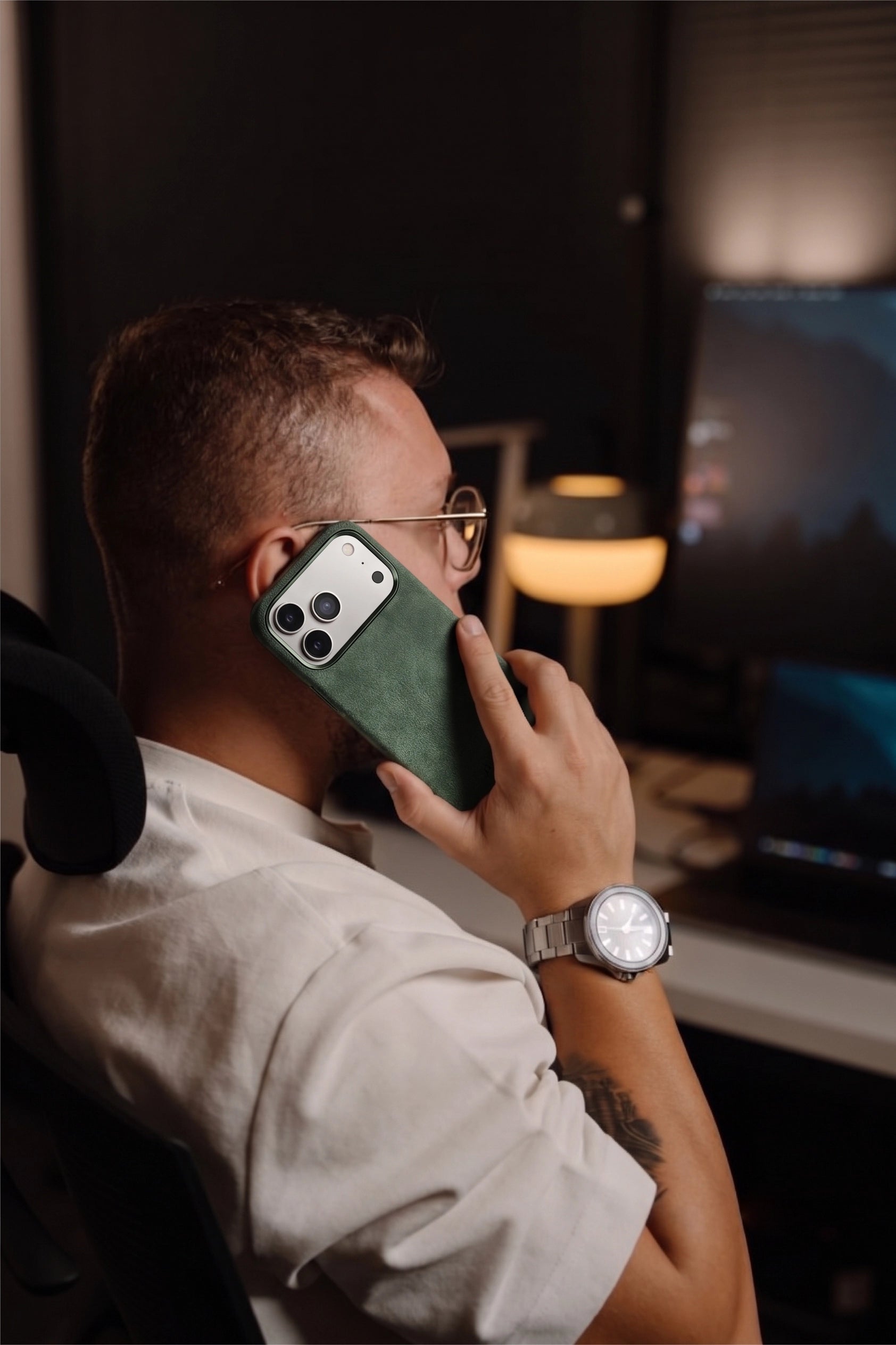 iPhone 17 Pro - Verde Musgo - Alcantara Case